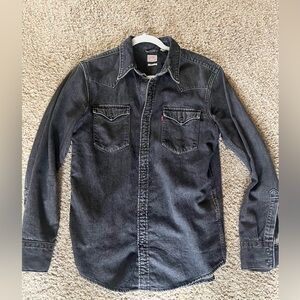 Men’s Levi’s western denim shirt - charcoal colored - small